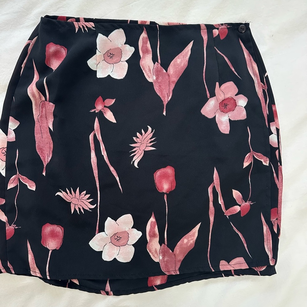 Chic Floral Mini Skirt in Black and Pink